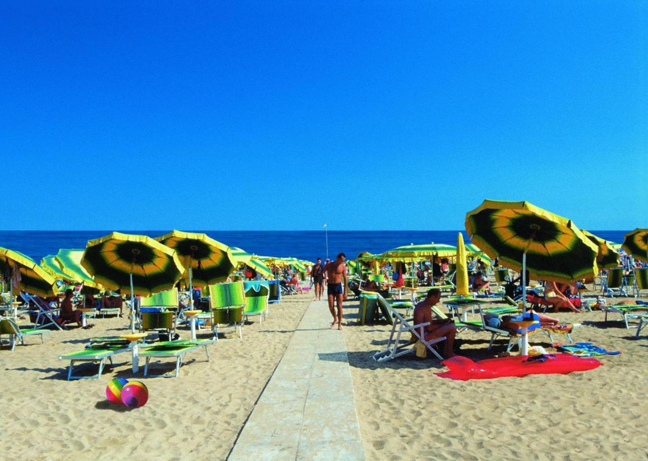Aparthotel Carinzia Lignano Sabbiadoro Extérieur photo