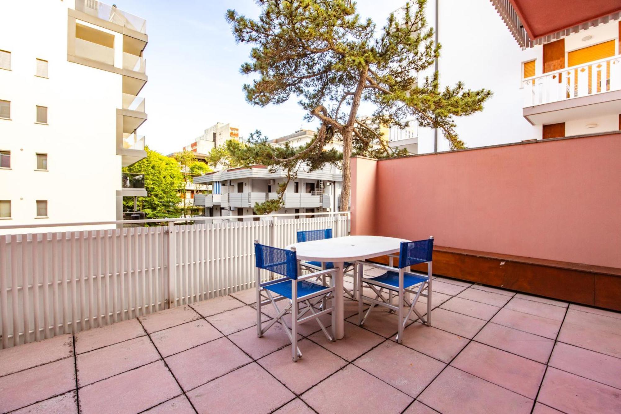 Aparthotel Carinzia Lignano Sabbiadoro Extérieur photo